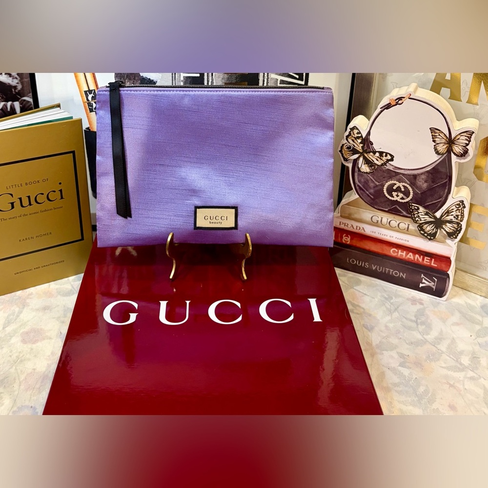 GUCCI Beaute Pouch/Cosmetic Bag/Essentials 
⭐️Limited Edition⭐️
💜Purple Satin💜